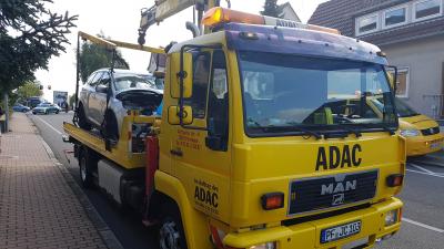 Bauschlott: Verkehrsunfall Pkw gegen Lkw - 1 Person schwer Verletzte